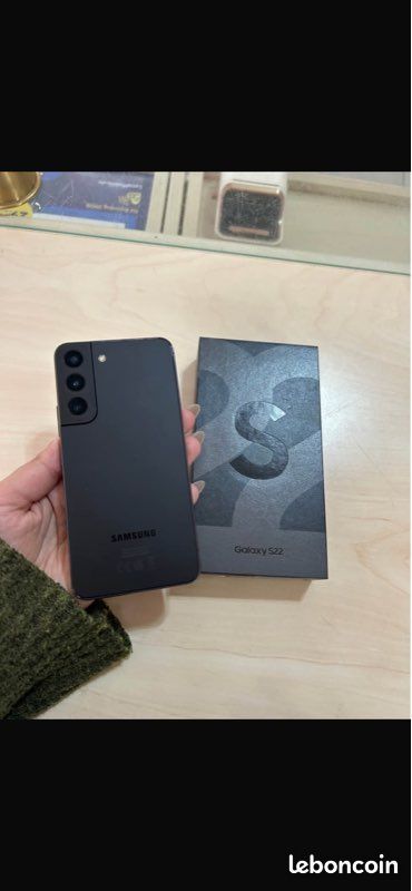 Samsung Galaxy S22 (image 1)