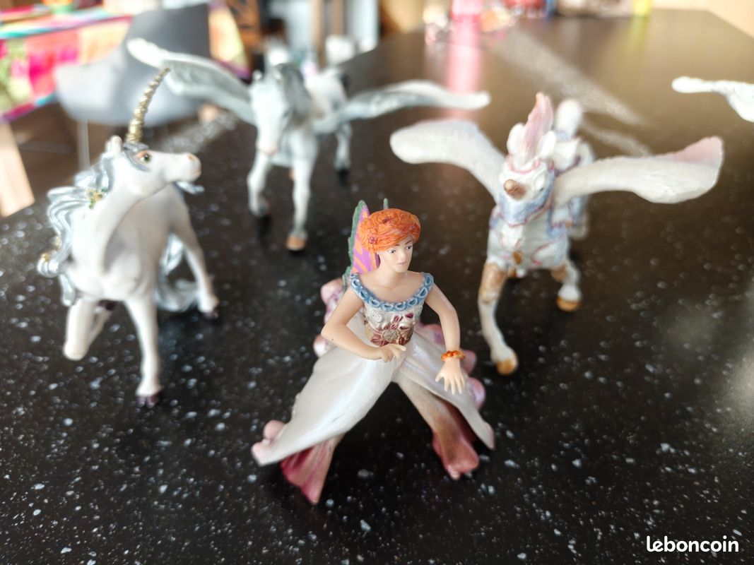 Figurines chevaux ailés avec une cavalière (image 1)