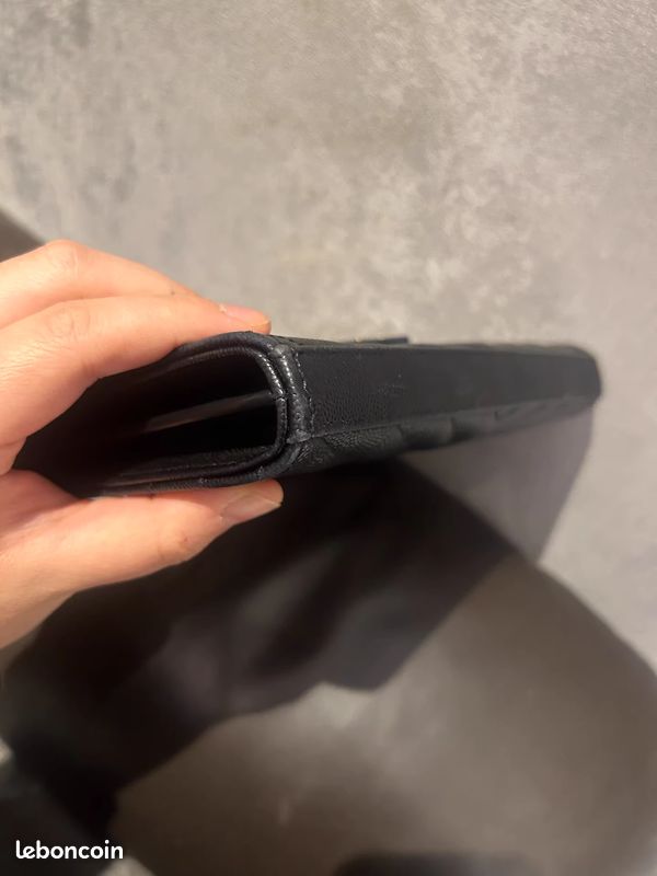 Sac enveloppe en cuir noir Yves Saint Laurent MONOGRAM (image 7)