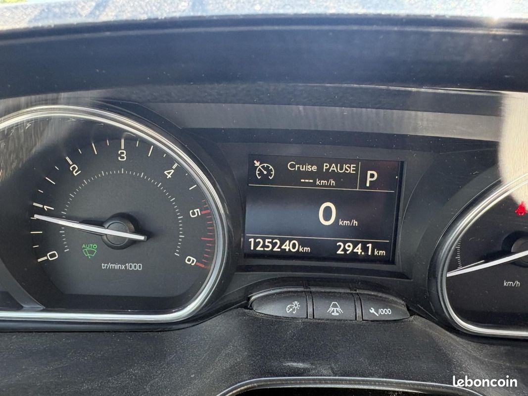 Peugeot 2008 BlueHDi 120 EAT6 Allure Business (image 17)