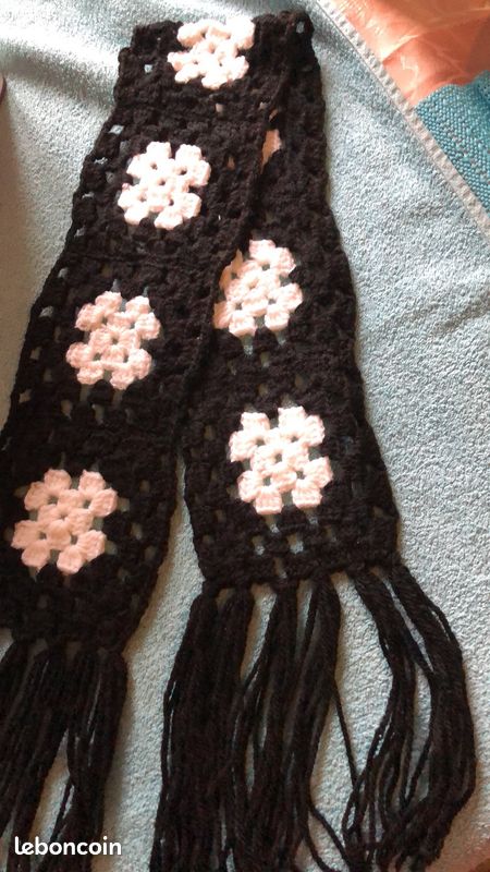 Écharpe en laine réalisée au crochet à la main (image 1)