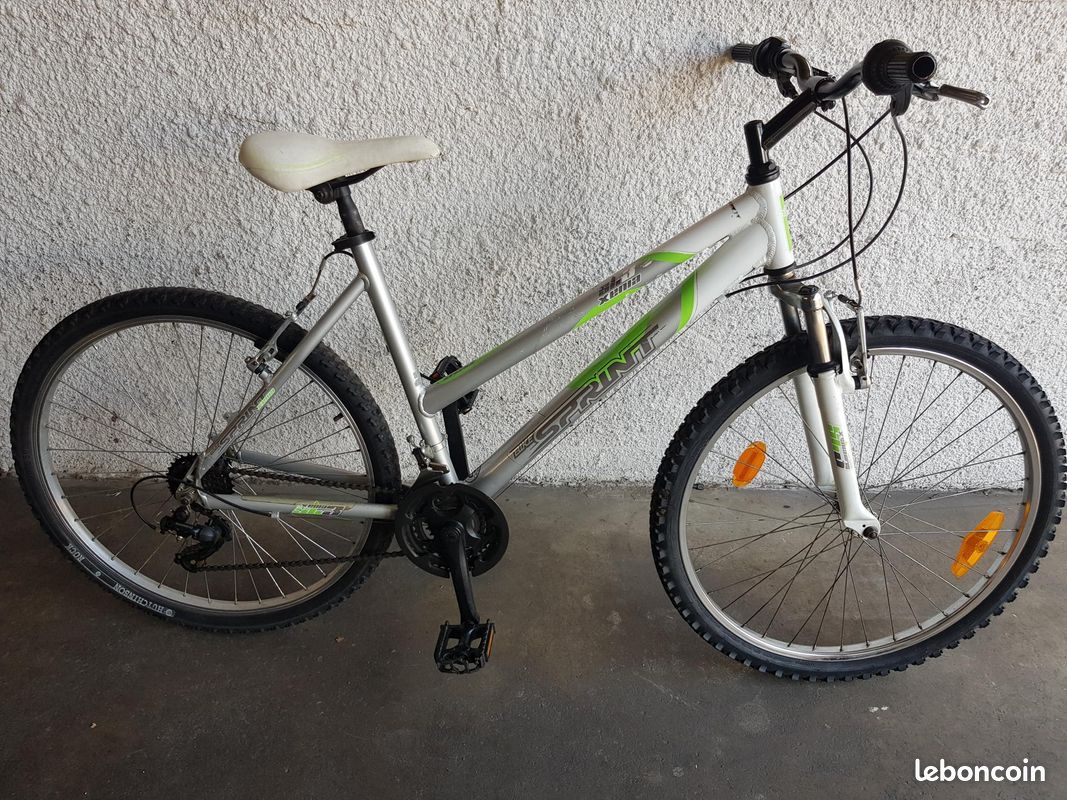 Vélo 26 Pouces 21 Vitesses Adulte – Cadre Acier Carbone, Freins Disque Mécaniques, Jantes Alu, Selle Confort, Noir/Rouge