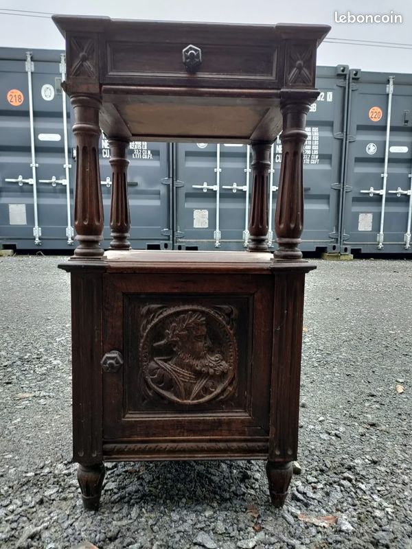 Guéridon en bois sculpté (image 1)