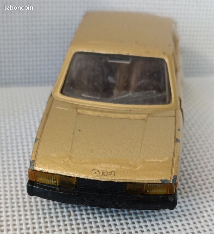Miniature Peugeot 604 – Norev 1/43 – Véhicule De Pompiers – Rouge – 1975