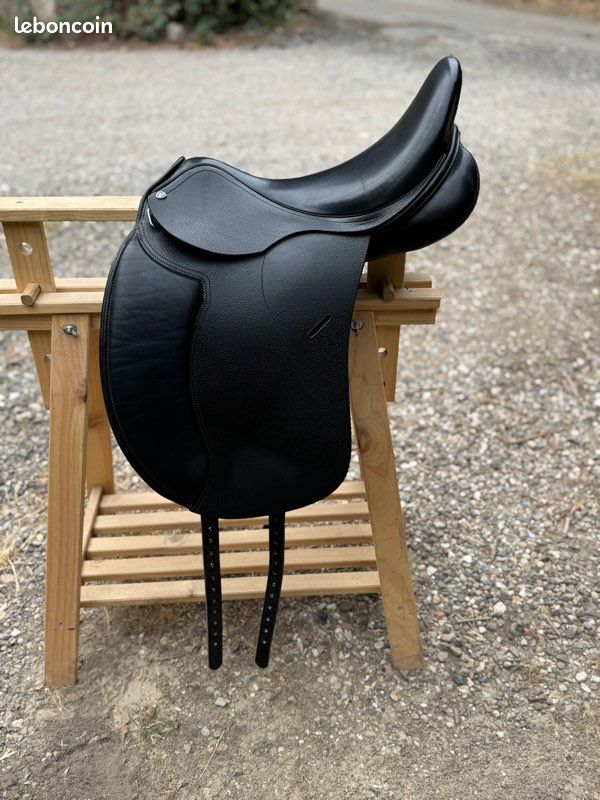 ANCIENNE SELLE Selle dressage en cuir monoflap changeable à