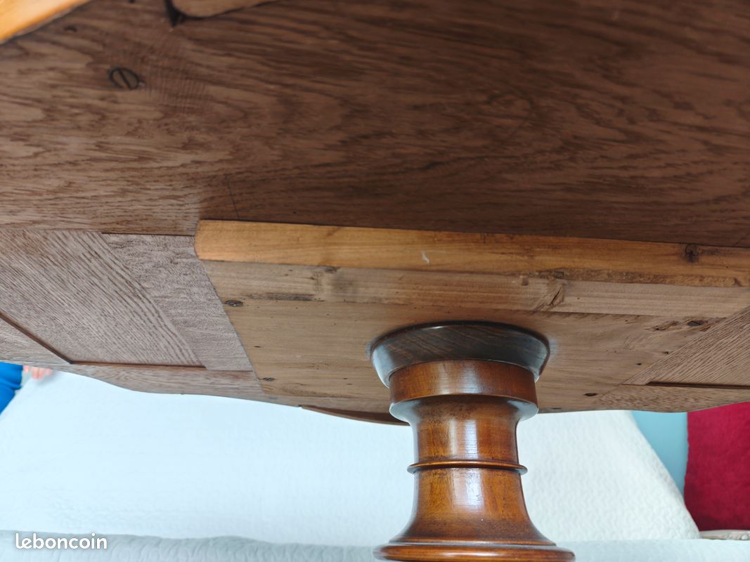 Table violon en bois massif avec pied central (image 13)