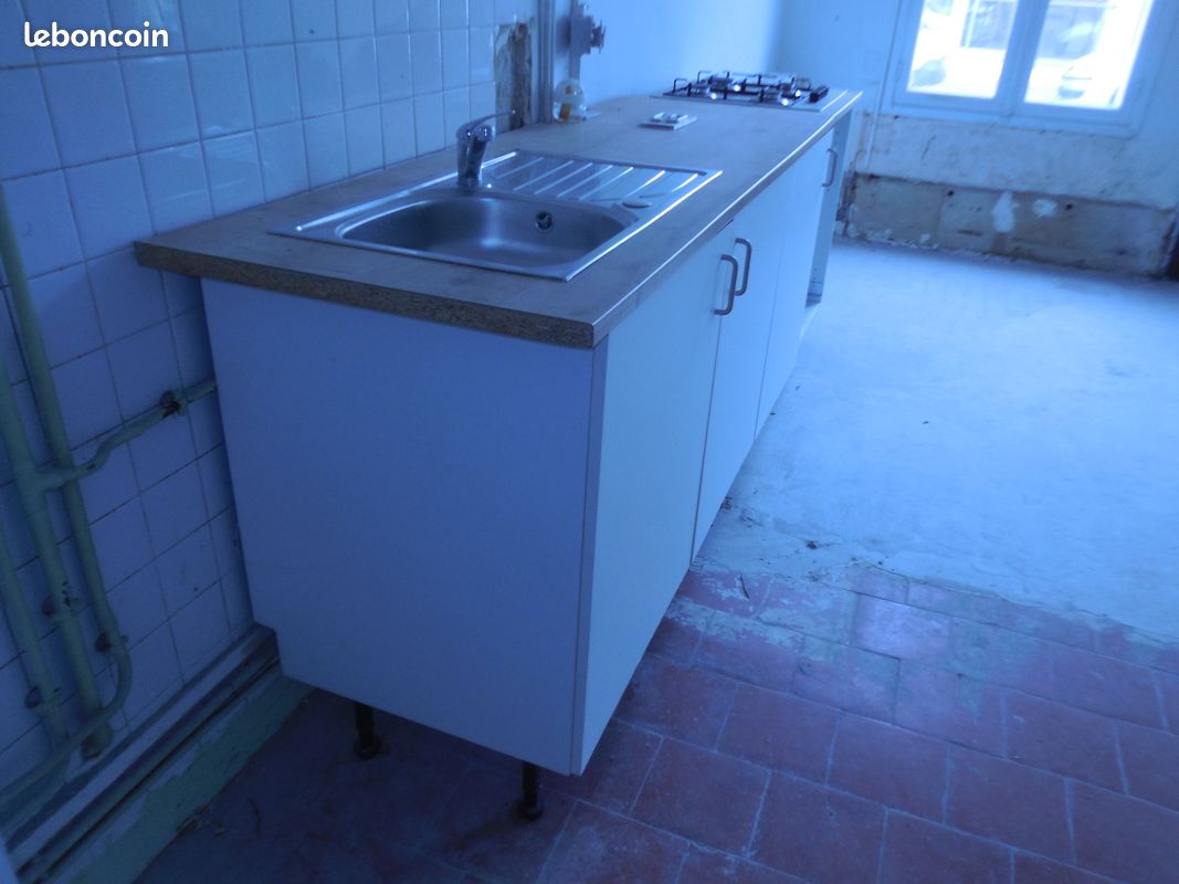 Petite cuisine jamais servie évier robinet gaz (image 1)