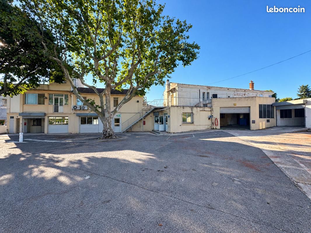Parking 340 m² · à Saint-Cyr-sur-Mer · 340 m² · 2 000 €/mois