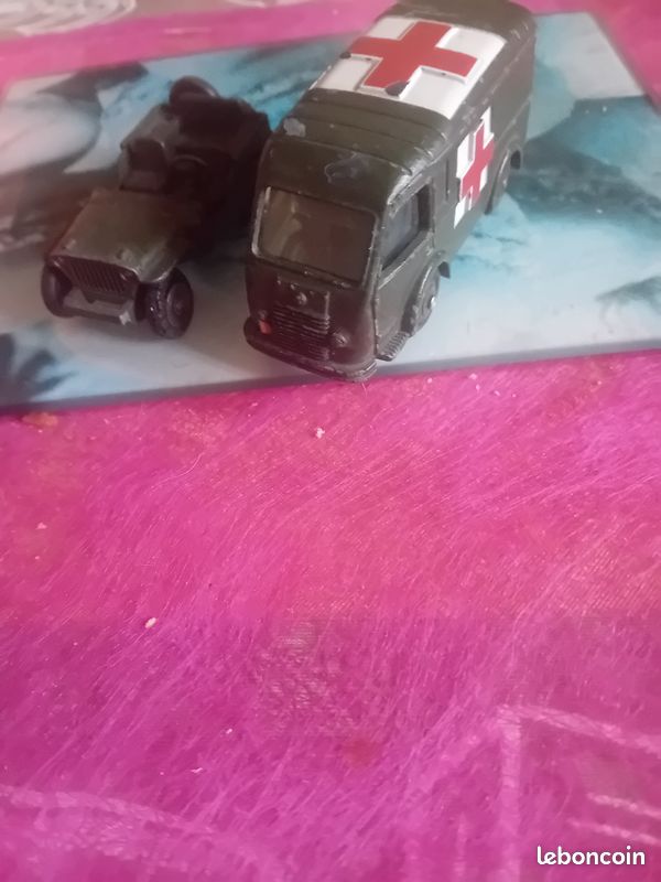 DINKY TOYS Réf 80F Renault Goelette Ambulance militaire JANTE CONCAVE quasi NEUF