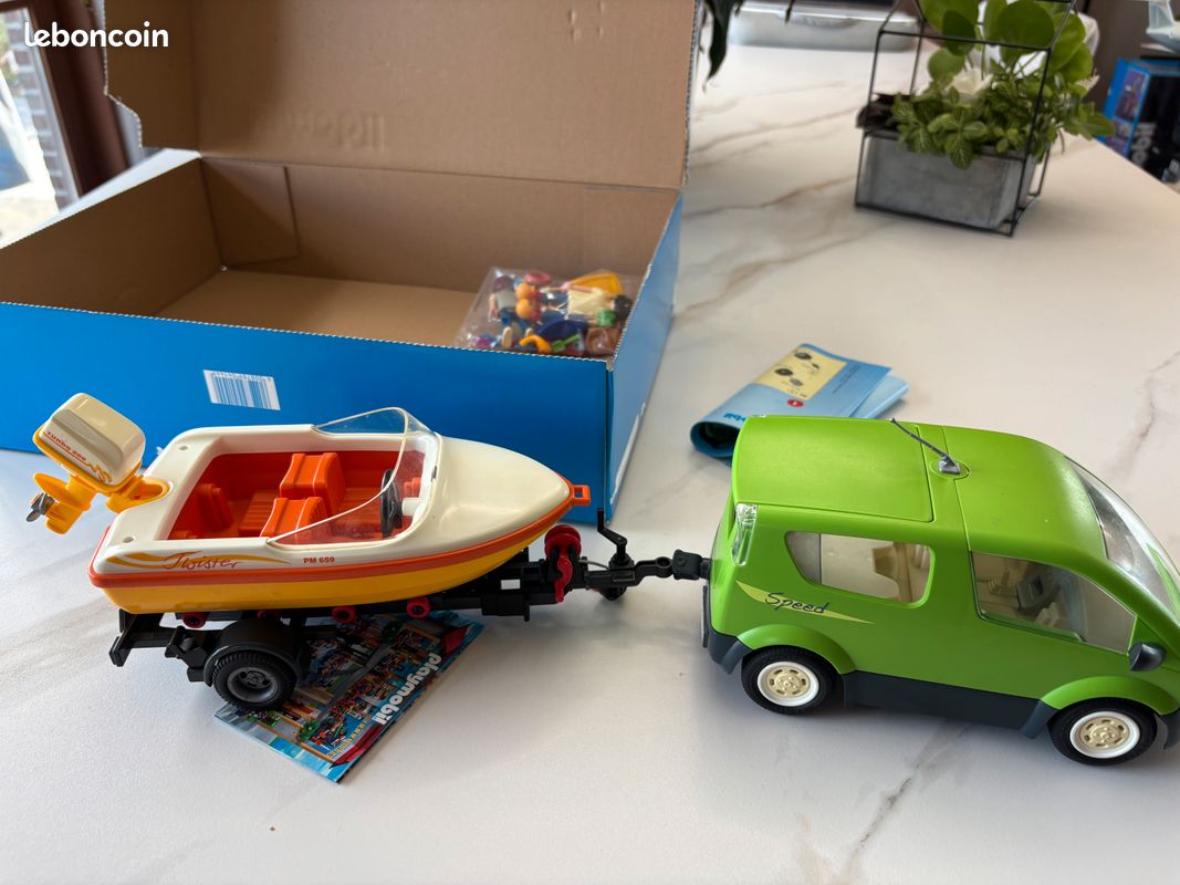 Playmobil 4144 - Voiture familiale avec remorque porte-bateaux (image 1)