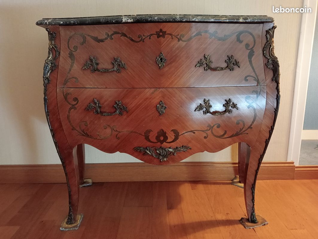 Commode galbée de style Louis XV - Plateau marbre (image 1)