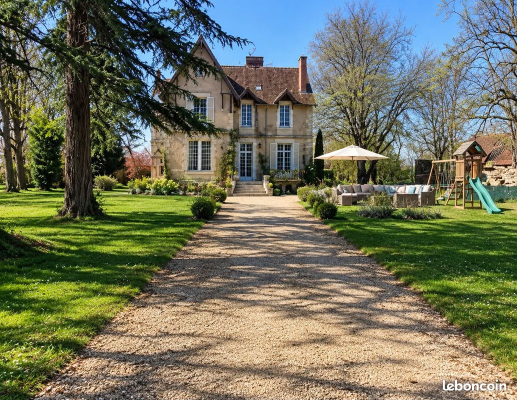 Maison 11 pièces 430 m² · à Bourges · 430 m² · 638 000 €