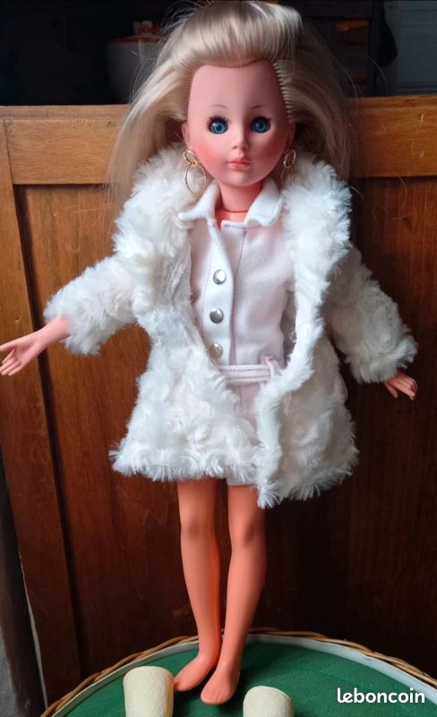 Poupee Mannequin Du Magazine Marie-claire Avec Sa Valise Et Ses Tenues Le Tout En Parfait Etat 1507
