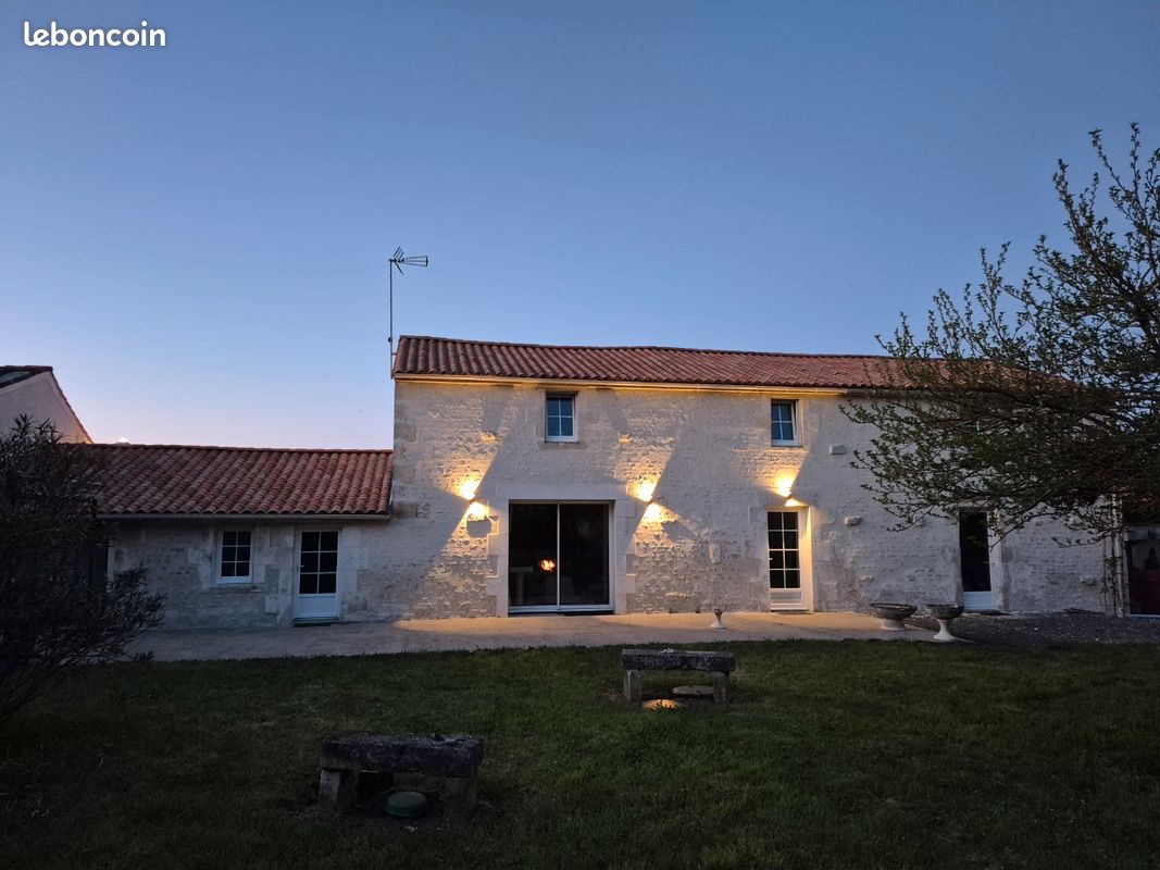 Maison 5 pièces 218 m² · à Les Magnils-Reigniers · 218 m² · 399 999 €