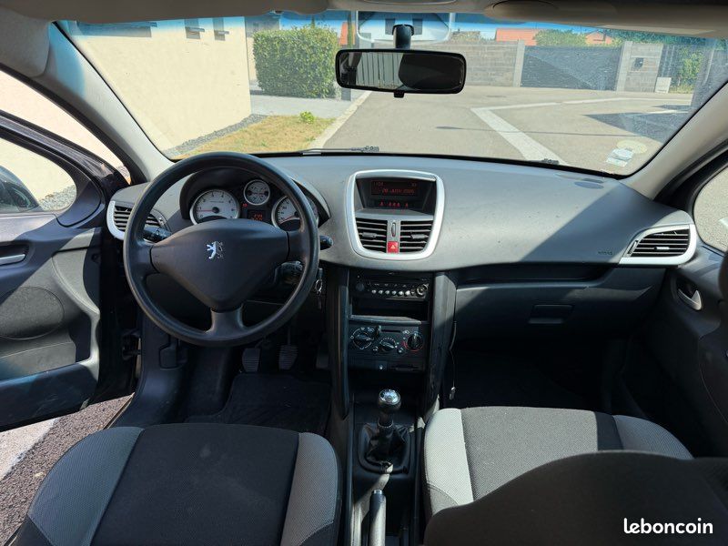 Peugeot 207 (image 2)