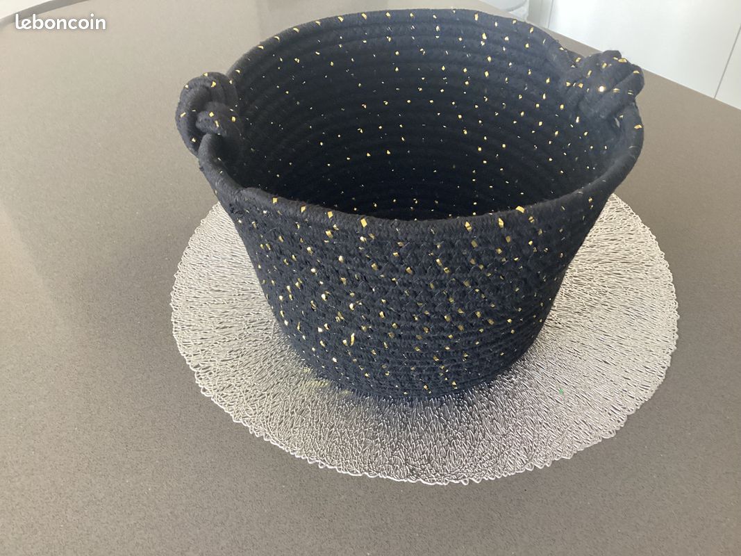 Cache pot (image 1)