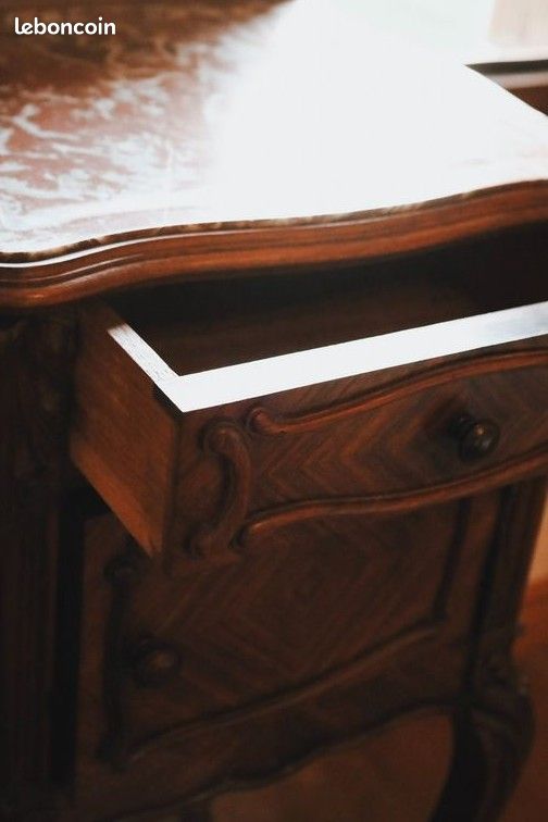 Table de chevet bois massif sculpté et marbre (image 4)