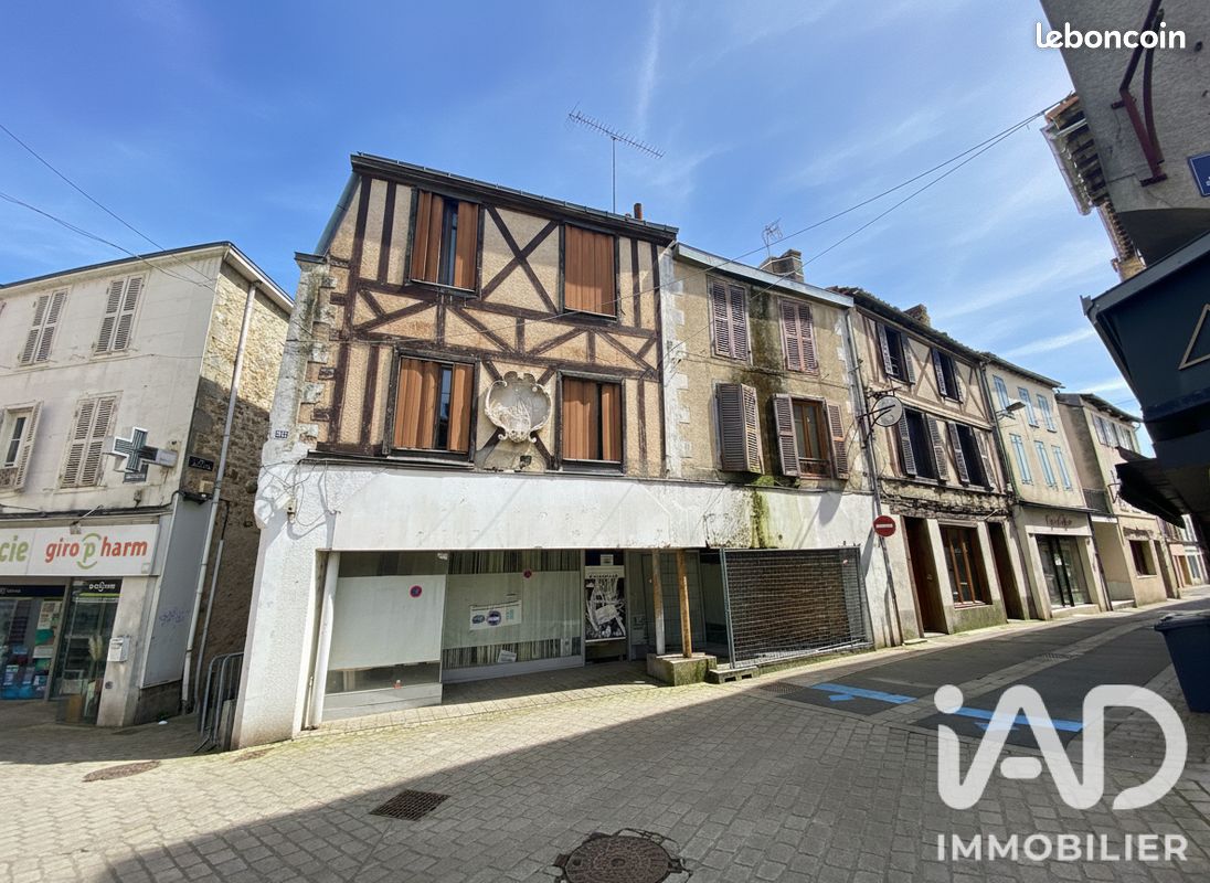Maison 12 pièces 273 m² · à Parthenay · 273 m² · 106 000 €