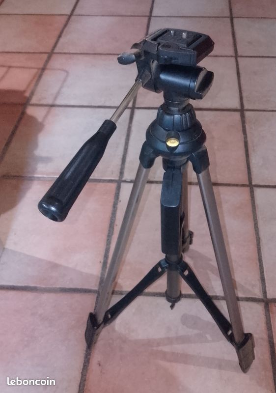 Trépied pliable - hauteur 56 à 87cm et inclinaison réglables – support pour appareil photo ou camescope – avec poignée – très bon état (image 1)