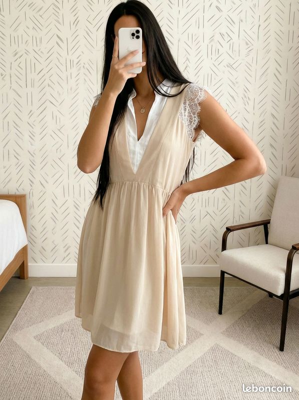 Robe Sandro Noire - Taille 36 - Viscose/élasthanne - Manches Courtes Col V - État Très Bon - Longueur 83cm