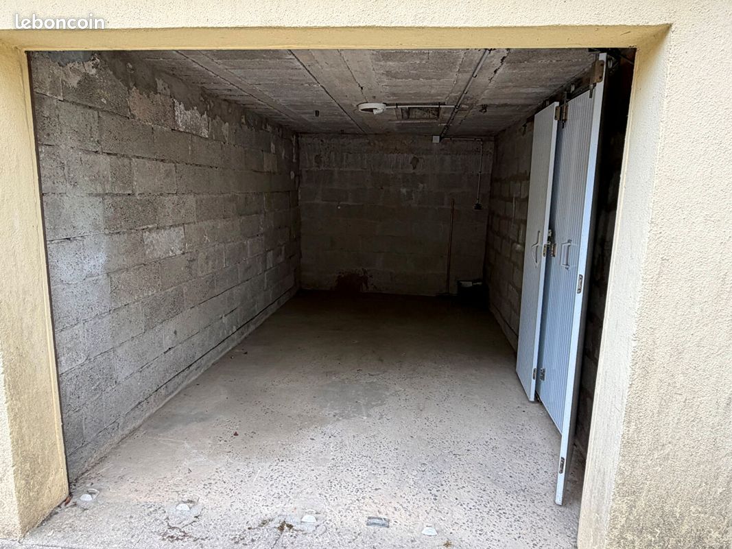 Parking/box AURAY · 90 €/mois