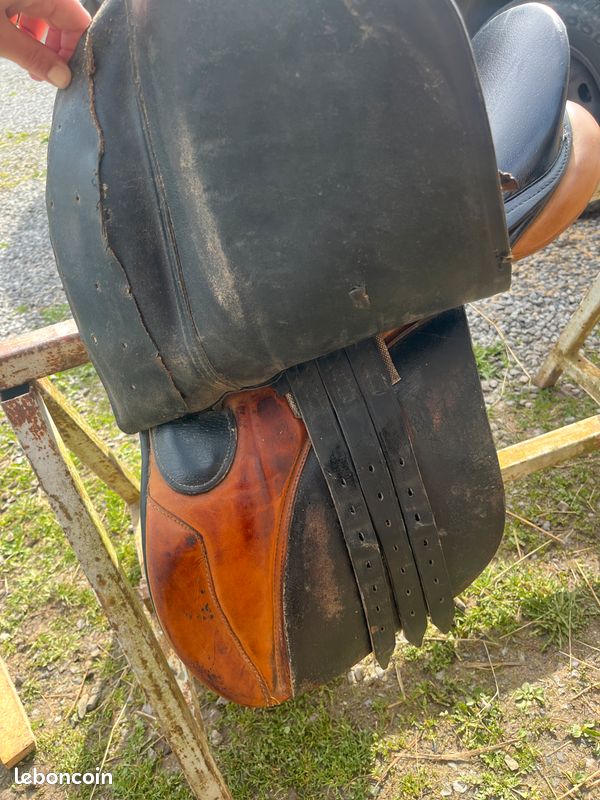 Selle De Dressage En Cuir Souple Genius Material, Taille 17 Pouces, Neuve