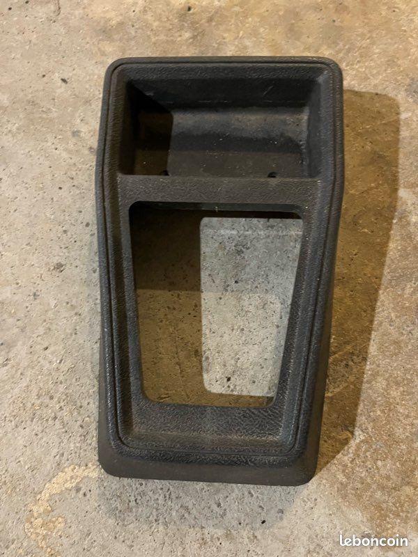 Cache plastique habillage levier de vitesse Peugeot 205 (image 1)