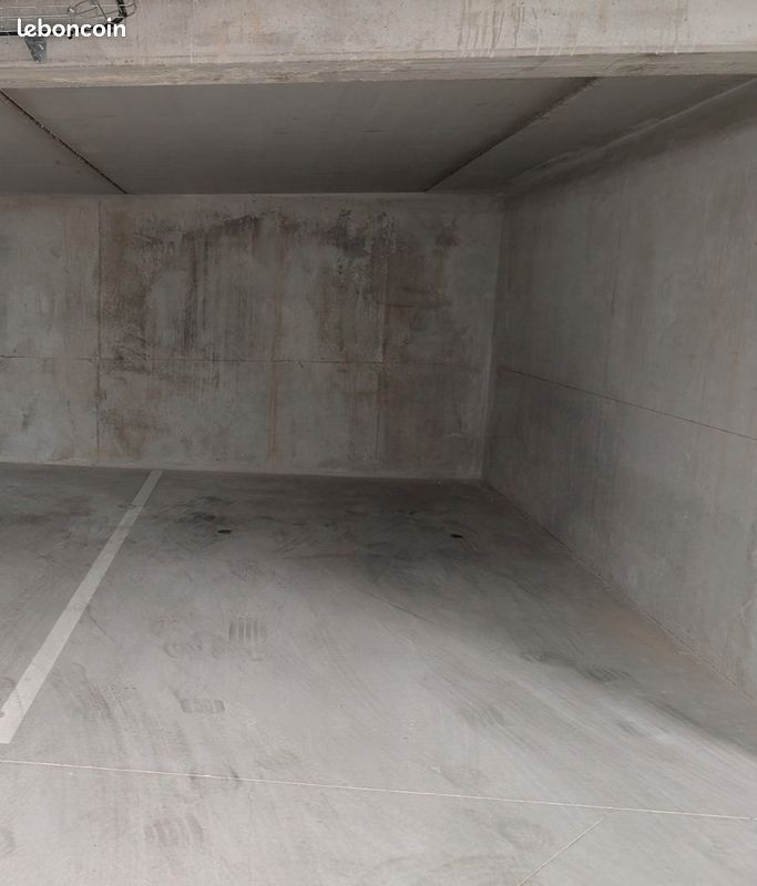 Garage · à Coudoux · 100 €/mois