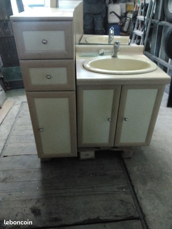 Meuble de salle de bain avec vasque et robinet (image 1)