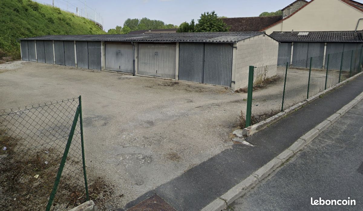 Box stockage / parking fermé 77 proche provins · à Longueville · 80 €/mois