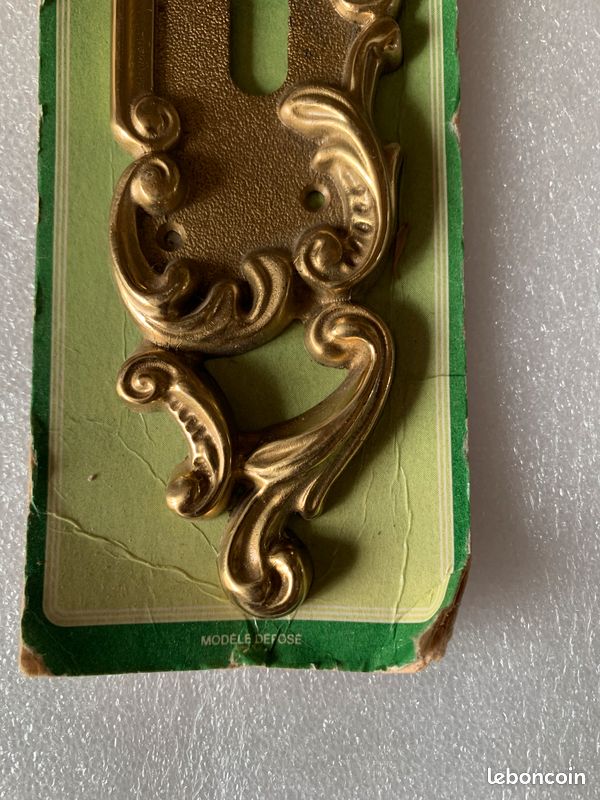 Plaque De Porte En Laiton Doré Style Louis XV Du Barry - Dt 2000 - Neuf Sous Blister
