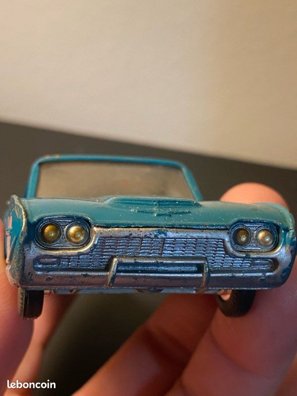 SOLIDO - 128 - Ford Thunderbird - Bleu foncé métallisé - En boite SOLIDO - 128 - Ford Thunderbird - Bleu foncé métallisé - En boite