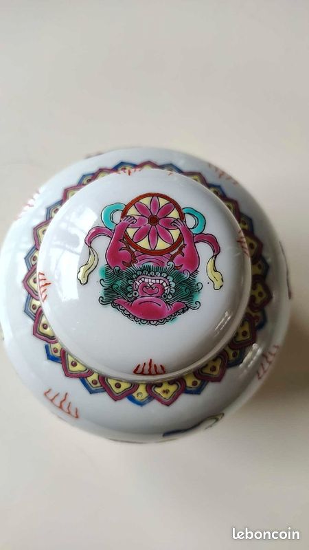 Boîte à thé/Boîte à gingembre forme boule en porcelaine chinoise. Motifs chien Foo/Fu polychromes (image 3)