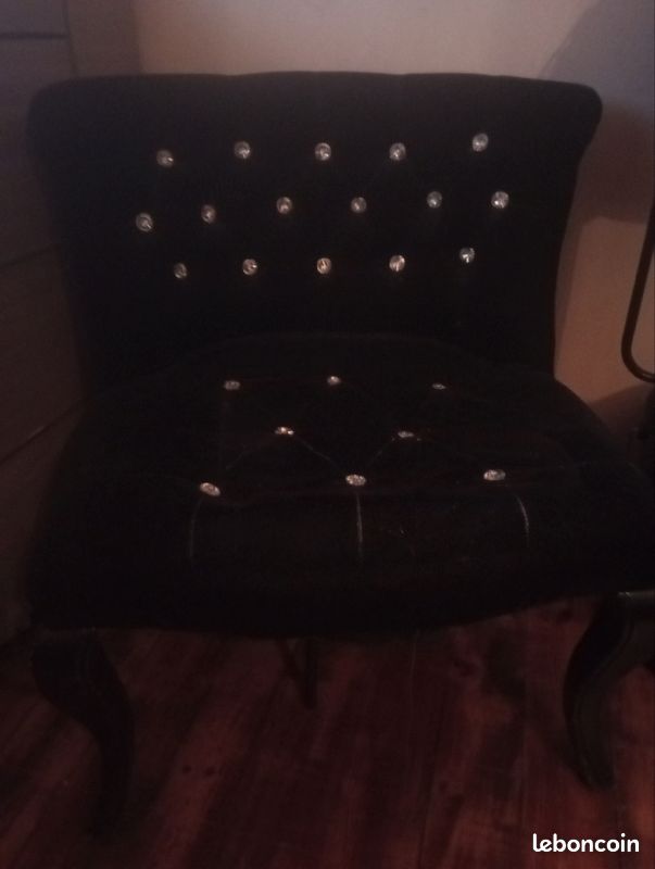 Fauteuil noir capitonné (image 1)