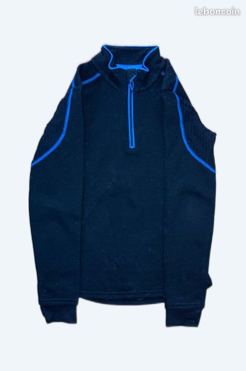 Polaire noire liseret bleu en très bon état - 8 ans (image 1)