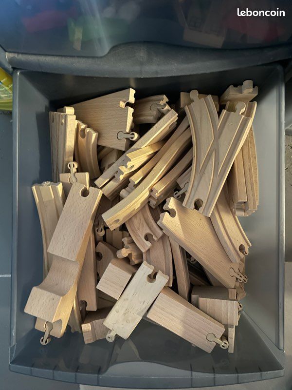 Petit train en bois (image 1)