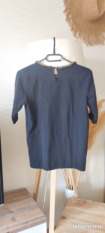 Tee shirt noir bijoux
Kiabi
taille M
en très bon état (image 2)