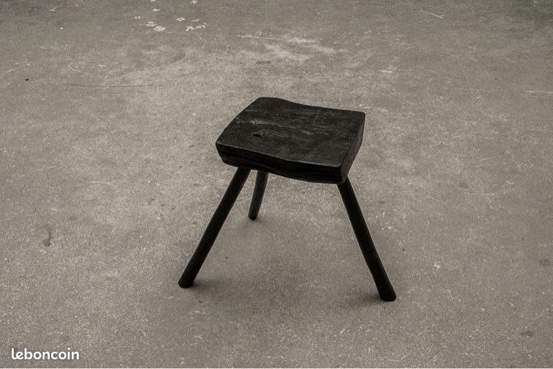 Tabouret de traite en bois brûlé (image 1)