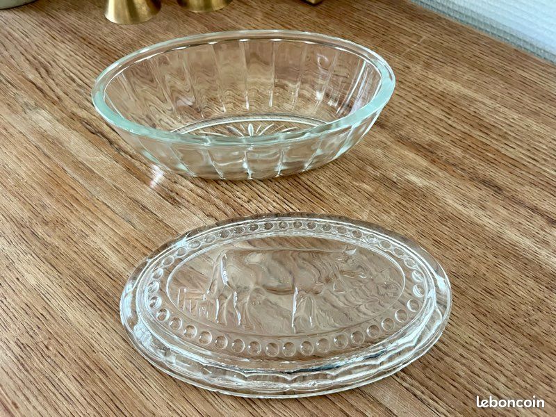 Ancien Couvercle De Beurrier Ovale En Verre – Décor Vache Relief – France Années 1920-1949