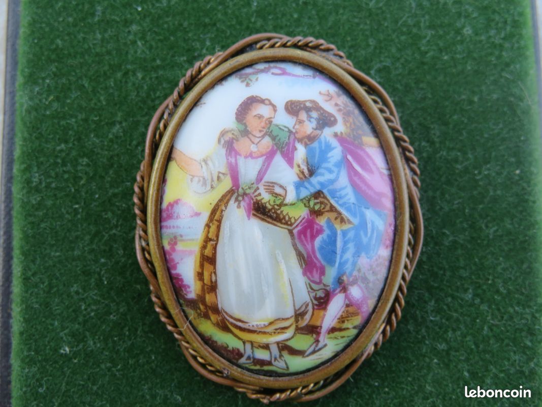 Broche Ancienne En Porcelaine De Limoges - Scène Galante - Métal Doré - Occasion