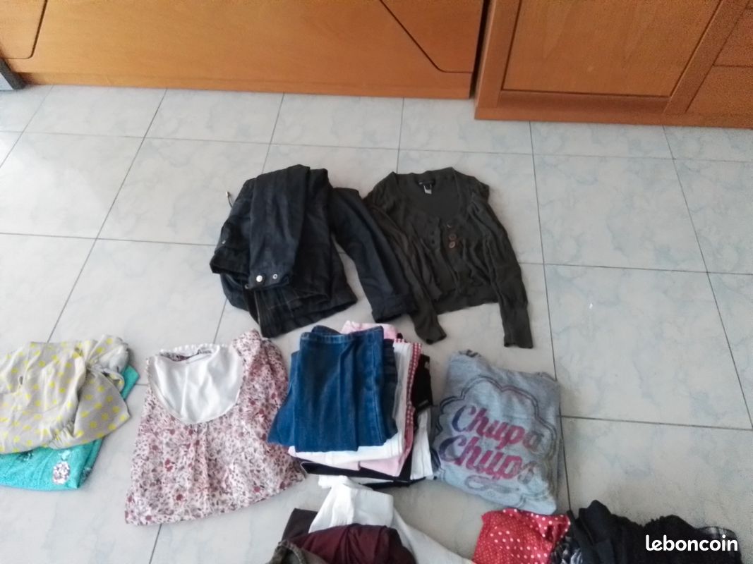 Lot d'habits de 26 pieces Taille S (image 1)