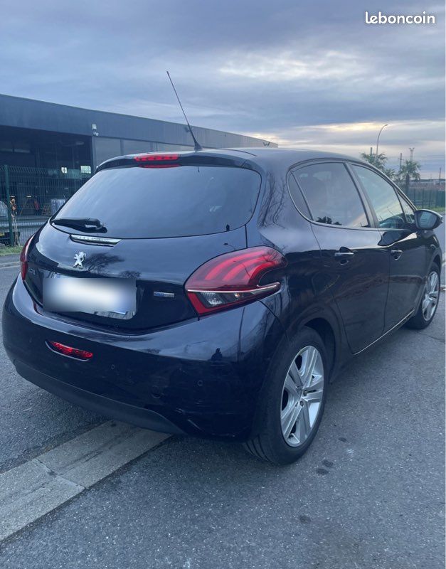 Peugeot 208 1.2 PureTech 82 ch - Première main (image 2)