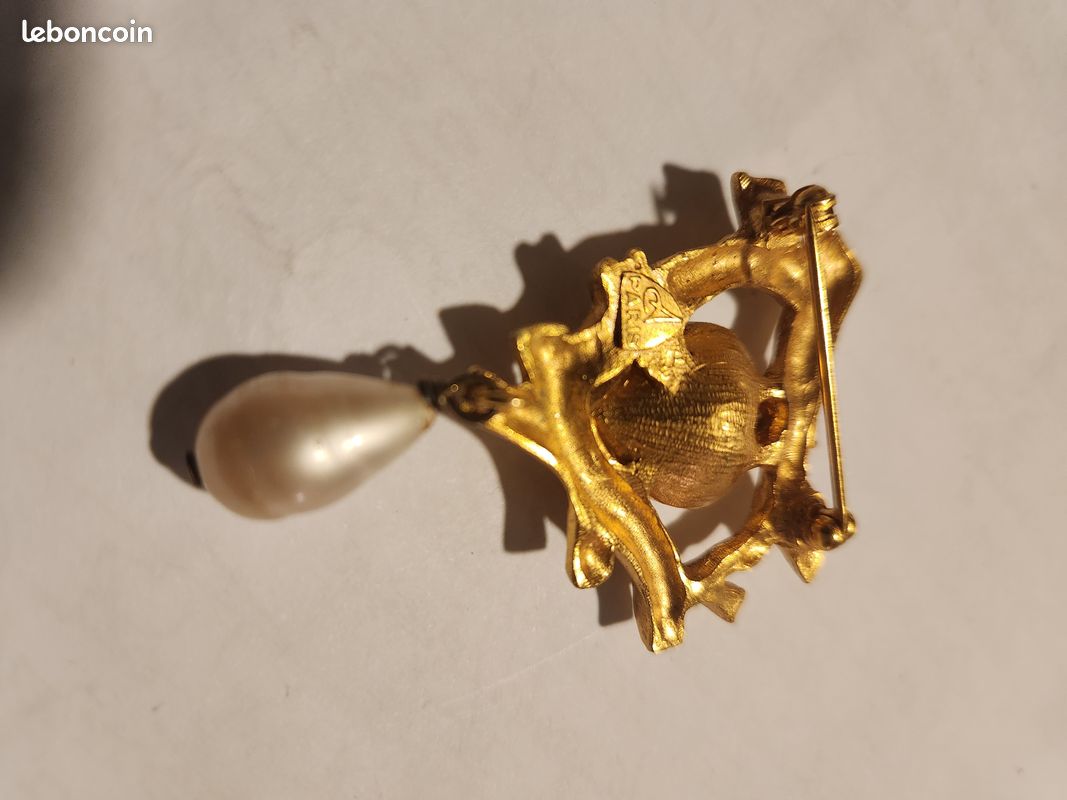 Broche Antigona En Métal Doré Avec Strass - Bijou Occasion Fantaisie Rétro