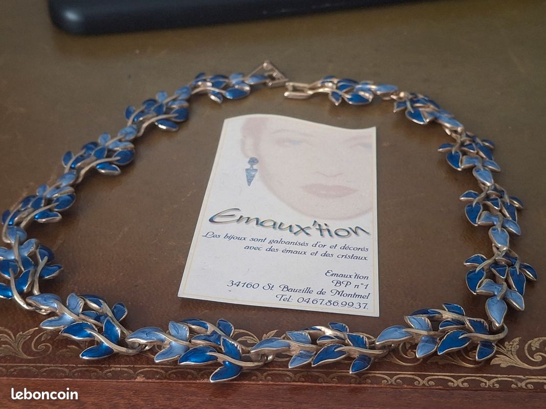 Lanières d'éperons cuir repoussé bouclerie design Lanières d'éperons cuir repoussé bouclerie design