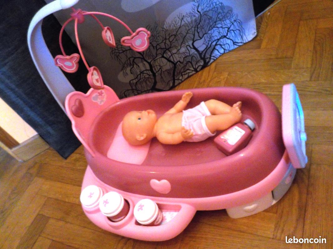 Nursery bébé avec tablette électroniique (image 1)