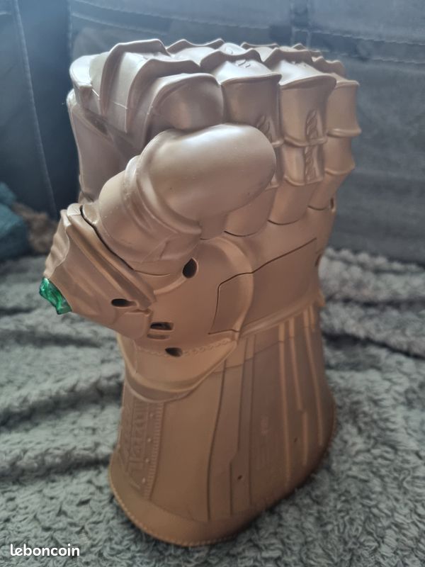 Gants électronique Hasbro Marvel Thanos de collection numéroté 91911 (image 2)