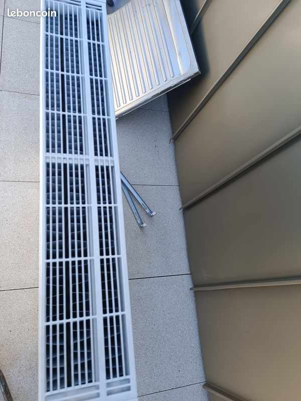 Radiateur acier à eau, type 22 : 2* Panneaux avec ailettes de convection, avec habillage/grille supérieure blanc (image 1)