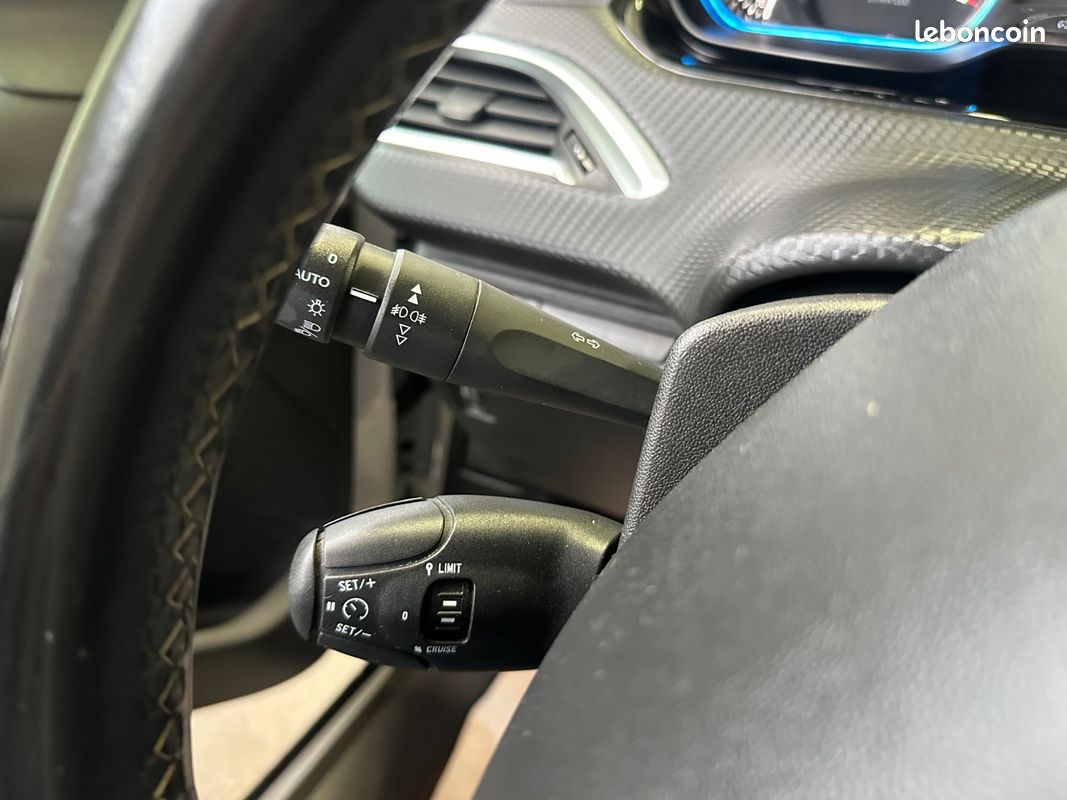 Peugeot 2008 1,5 BLUE HDI 100 CH Allure Carplay (image 25)