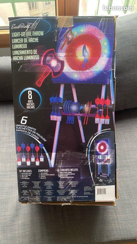 Jeu de lancer de haches, cible en plastique avec 8 haches de lancer, cadre en acier pliable, rangement facile, placement stable pour jeux d'intérieur et d'extérieur, jardin, cour et carnaval