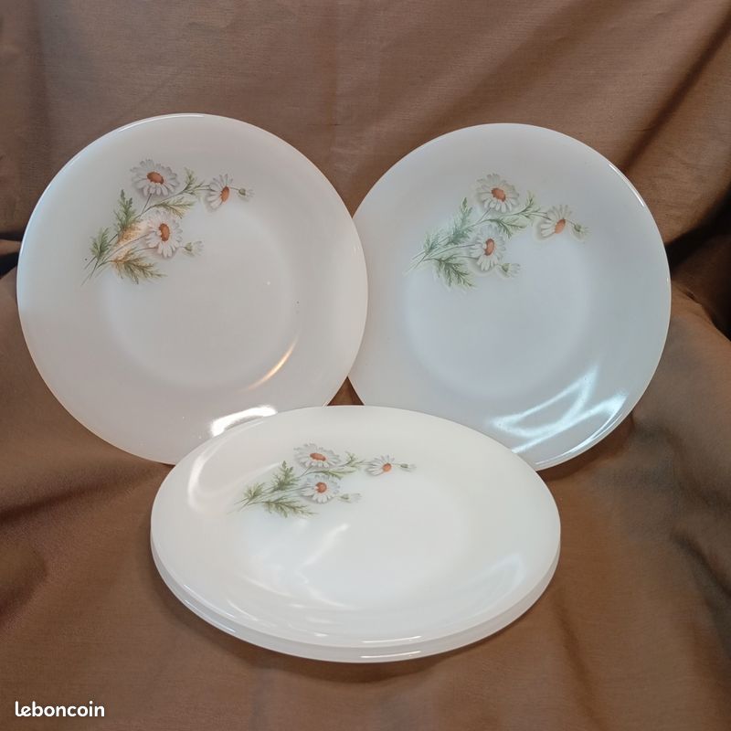 Grand plat rond vintage opaline Arcopal jonquilles - Arts de la table